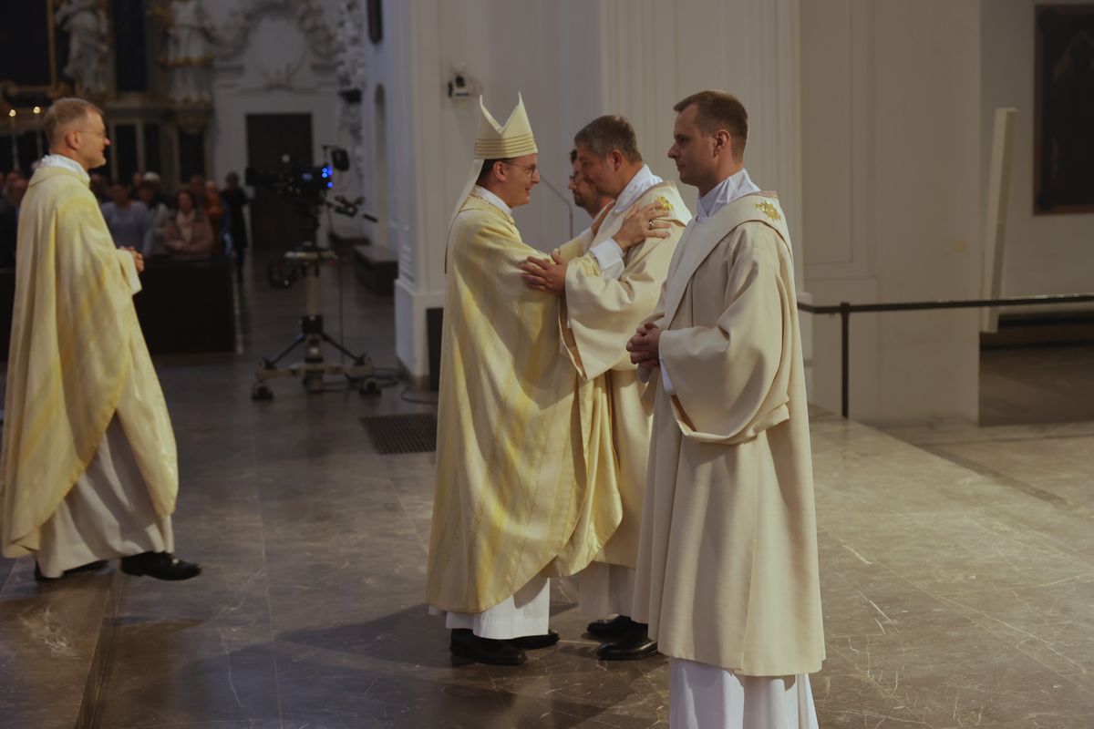 Bei einem Pontifikalgottesdienst am Samstag, 27. September, weihte Weihbischof Paul Reder drei Männer im Würzburger Kiliansdom zu Diakonen.
