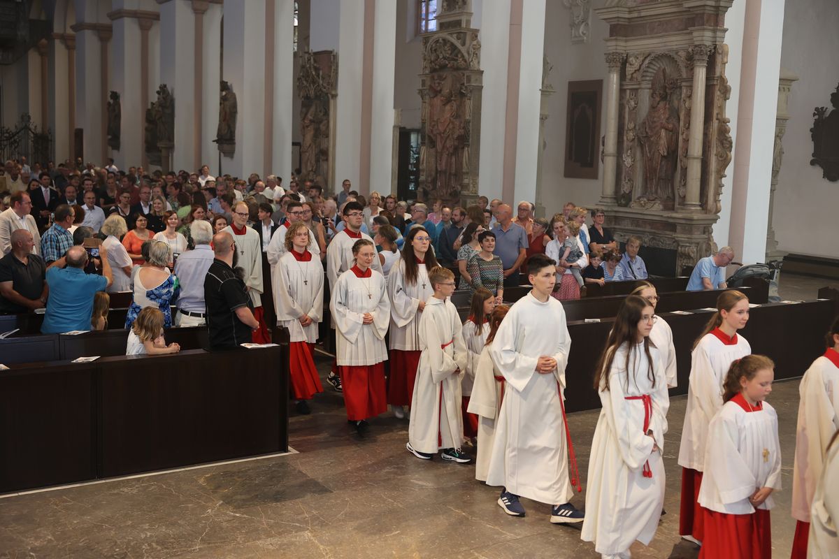 Neun Frauen und fünf Männer hat Bischof Dr. Franz Jung bei einem Pontifikalgottesdienst am Freitag, 19. Juli, als Pastoral- beziehungsweise Gemeindereferenten beauftragt.