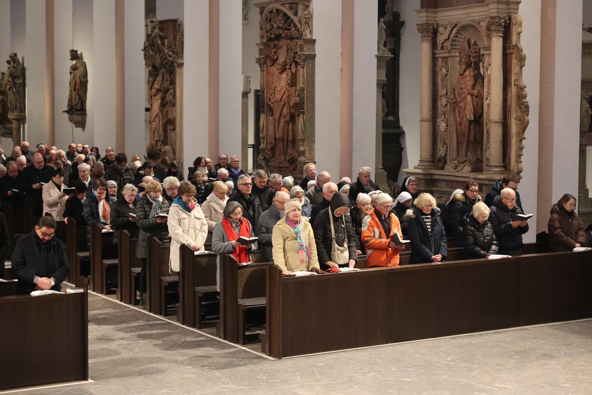 Mit einer Prozession vom Neumünster zum Kiliansdom und einer Pontifikalmesse hat Bischof Dr. Franz Jung am Dienstag, 31. Dezember, in Würzburg für das Bistum das Heilige Jahr eröffnet. Es steht unter dem Motto "Pilger der Hoffnung". 