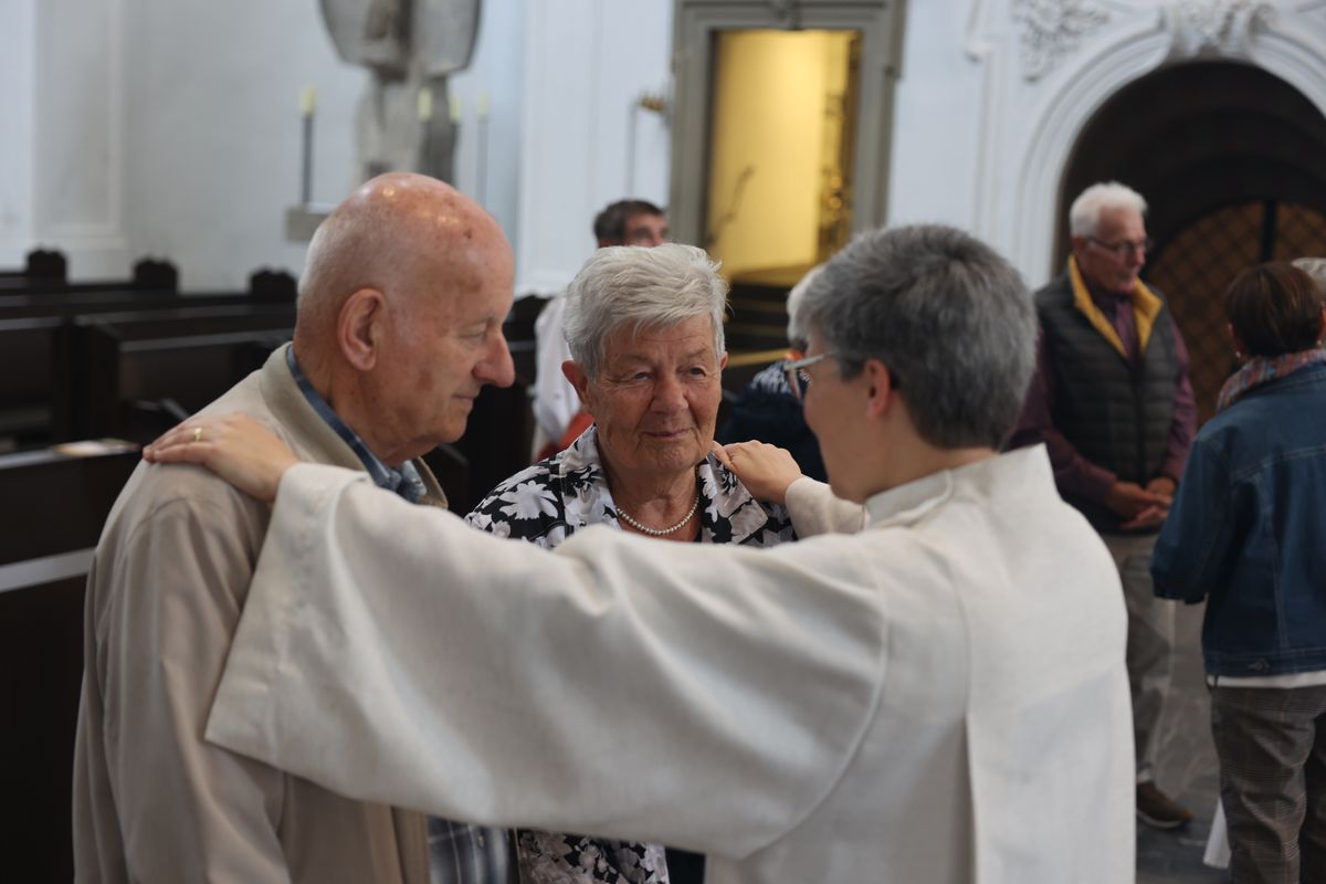 Seelsorgerinnen und Seelsorger spendeten nach dem Gottesdienst den Jubelpaaren individuell den Segen. 