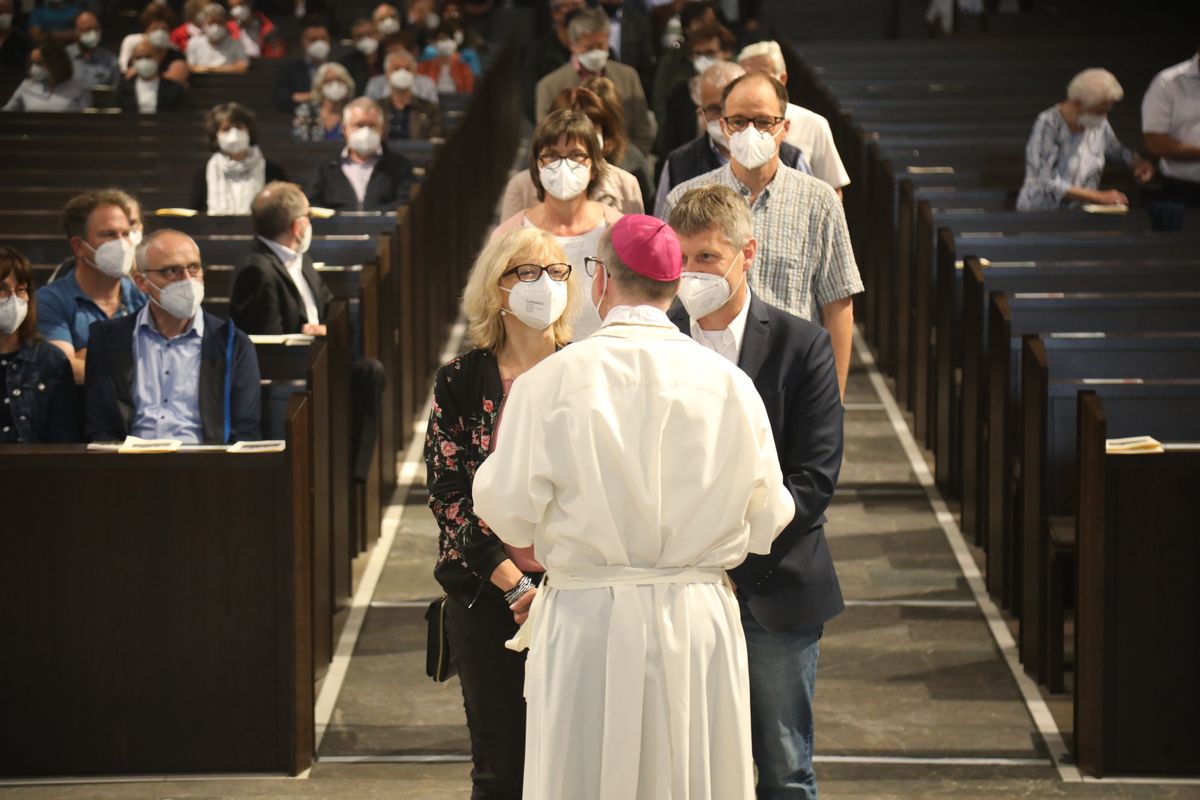 2721/0637-Dankgottesdienst für Ehejubilare mit Bischof Dr. Franz Jung_28298 Bischof Dr. Franz Jung hat am Mittwochabend, 30. Juni, einen Gottesdienst im Würzburger Kiliansdom gefeiert.