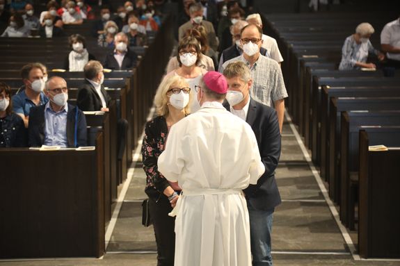 2721/0637-Dankgottesdienst für Ehejubilare mit Bischof Dr. Franz Jung_28298 Bischof Dr. Franz Jung hat am Mittwochabend, 30. Juni, einen Gottesdienst im Würzburger Kiliansdom gefeiert.