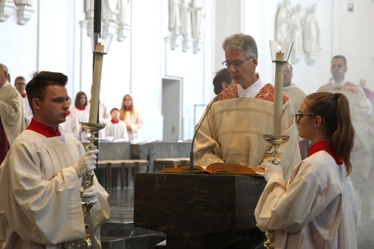 Die Fronleichnamsprozession in Würzburg stand unter dem Motto "Denn Gott hat uns nicht einen Geist der Verzagtheit gegeben, sondern den Geist der Kraft, der Liebe und Besonnenheit".