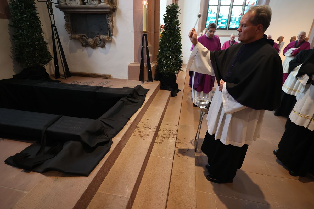 Bischof Dr. Franz Jung feierte am Samstag, 12. Oktober, im Würzburger KIliansdom ein Pontifikalrequiem für Weihbischof em. Helmut Bauer. Die anschließende Beisetzung leitete Dompropst Weihbischof Paul Reder.
