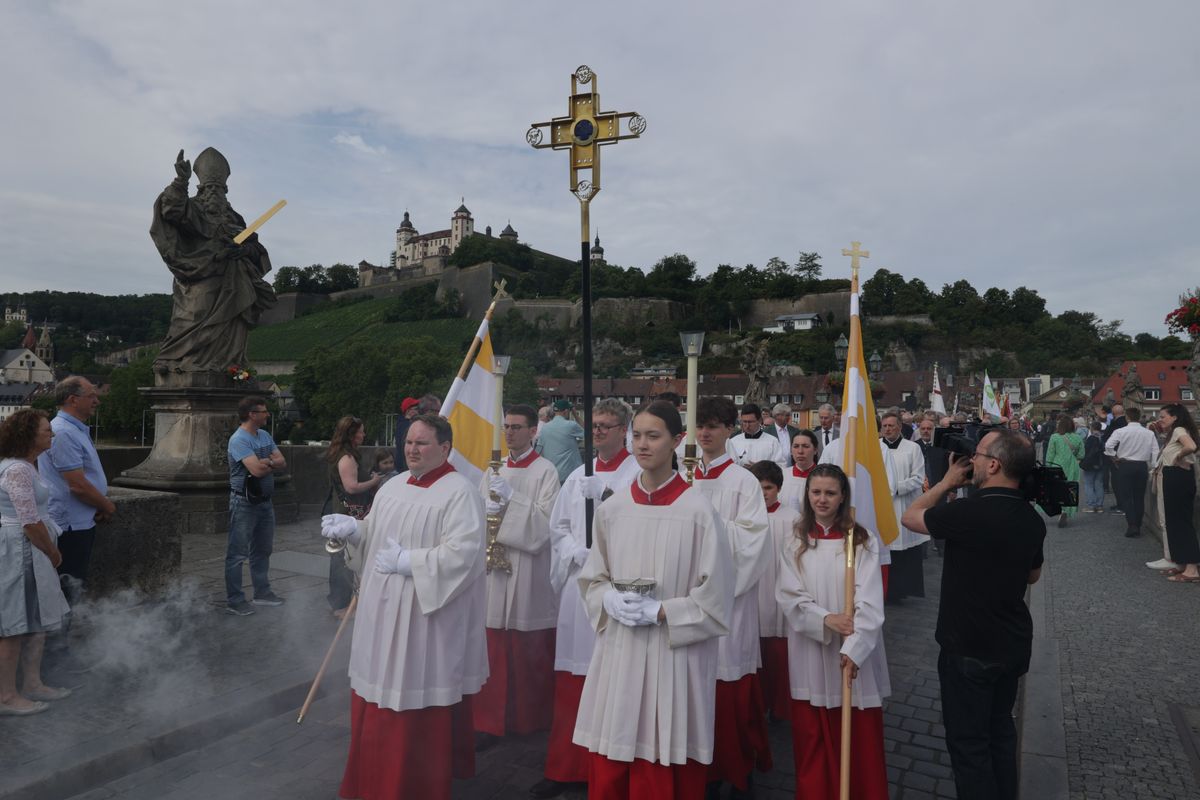 Mit einer Reliquienprozession von Sankt Burkard über die Alte Mainbrücke und einem Pontifikalgottesdienst im Kiliansdom ist am Sonntag, 6. Juli, die Kiliani-Wallfahrtswoche 2025 eröffnet worden.