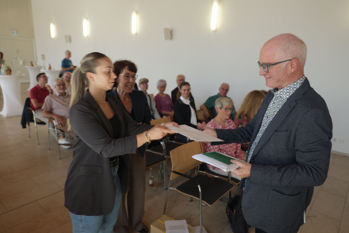 Geschenke vom Bistum und den Kolleginnen und Kollegen aus dem Medienhaus überreichten Elisa Lauerer (links) und Petra Billich.