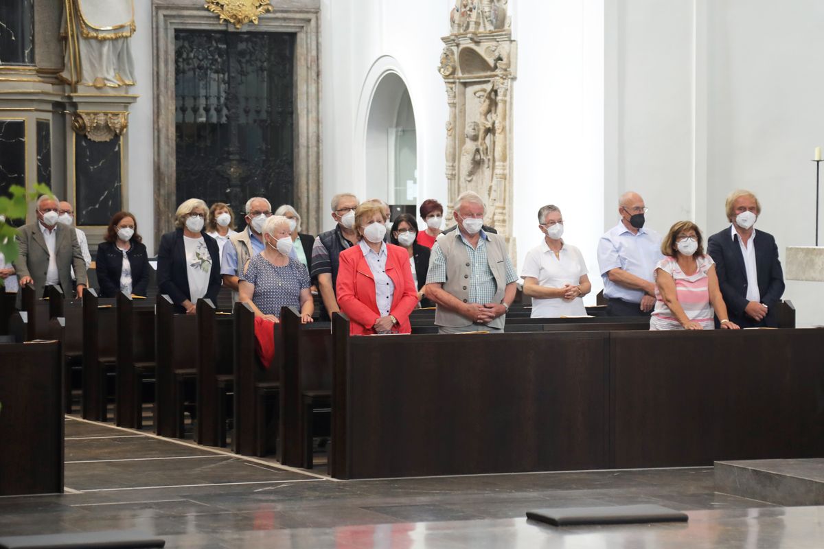 	 Weihbischof Ulrich Boom feierte am Mittwochnachmittag, 30. Juni, einen Gottesdienst für Ehepaare, die 2020 oder 2021 ihr goldenes, diamantenes oder eisernes Ehejubiläum hatten. Im Anschluss konnten sich die Paare segnen lassen.