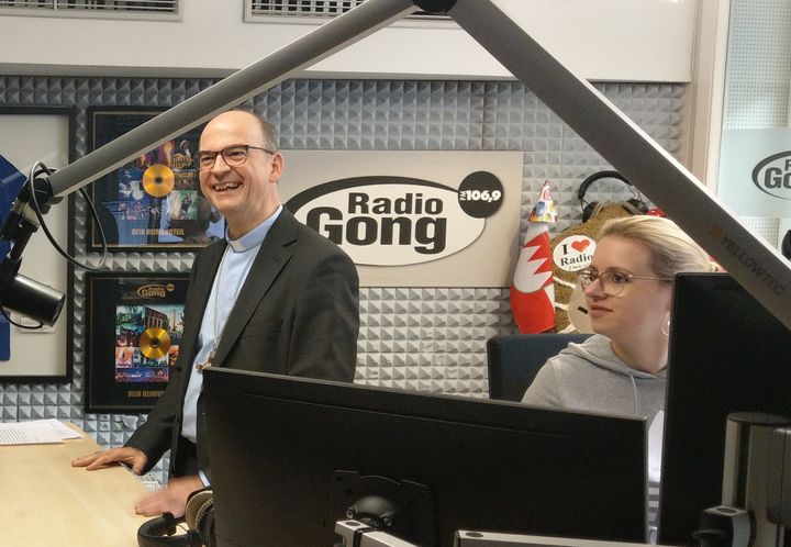 Bischof Dr. Franz Jung besuchte am Mittwoch, 4. Dezember, das Funkhaus Würzburg und las spontan bei den 12-Uhr-Nachrichten die Wettermeldungen vor. 
