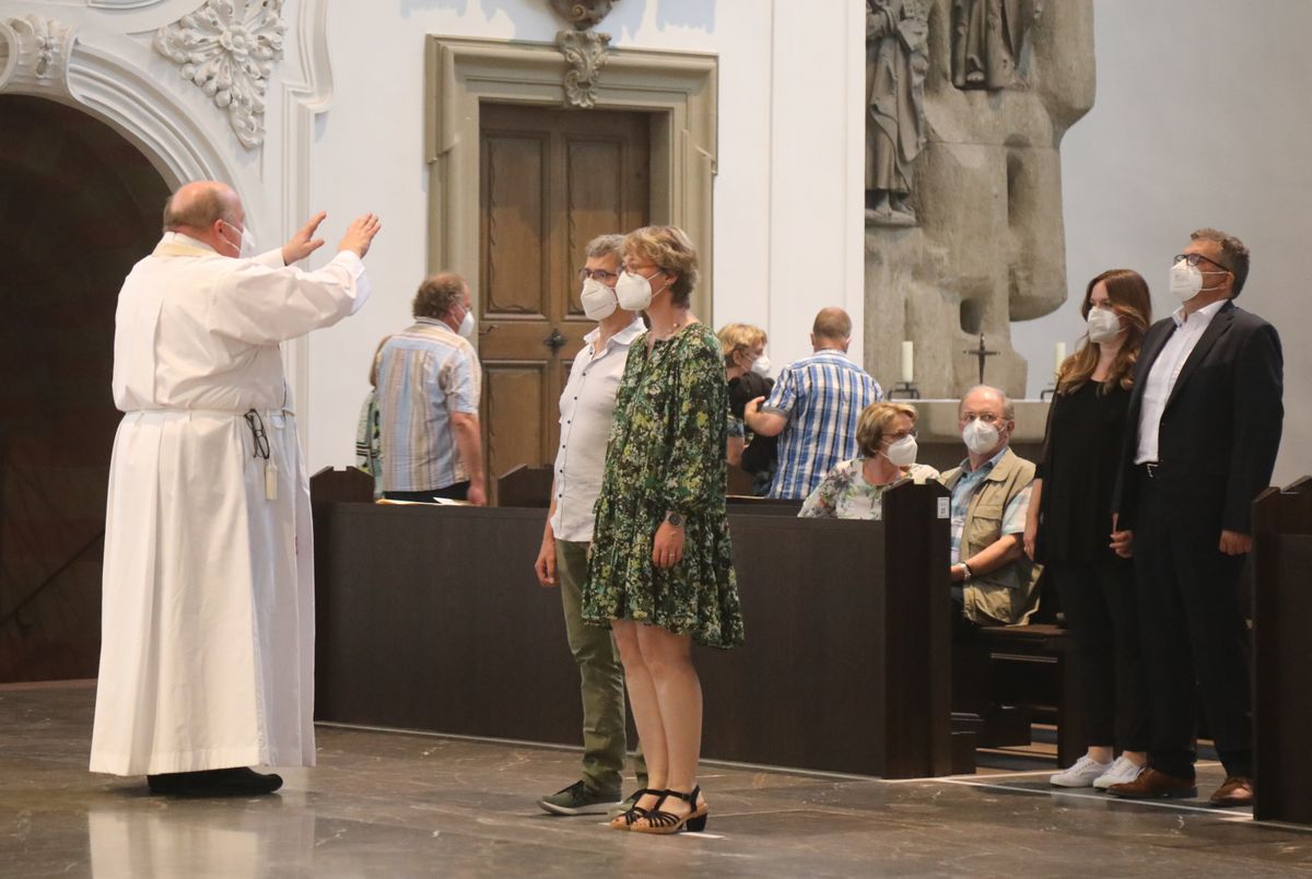 2621/0613 Gottesdienst für Ehejubilare Generalvikar Dr. Vorndran am Freitag, 25. Juni 2021_27663 Generalvikar Dr. Jürgen Vorndran feierte am Freitagabend, 25. Juni, einen Dankgottesdienst mit Ehepaaren, die seit 25 Jahren verheiratet sind. Anschließend spendeten der Generalvikar sowie weitere Priester und Diakone den Jubilaren mit Abstand den Segen.