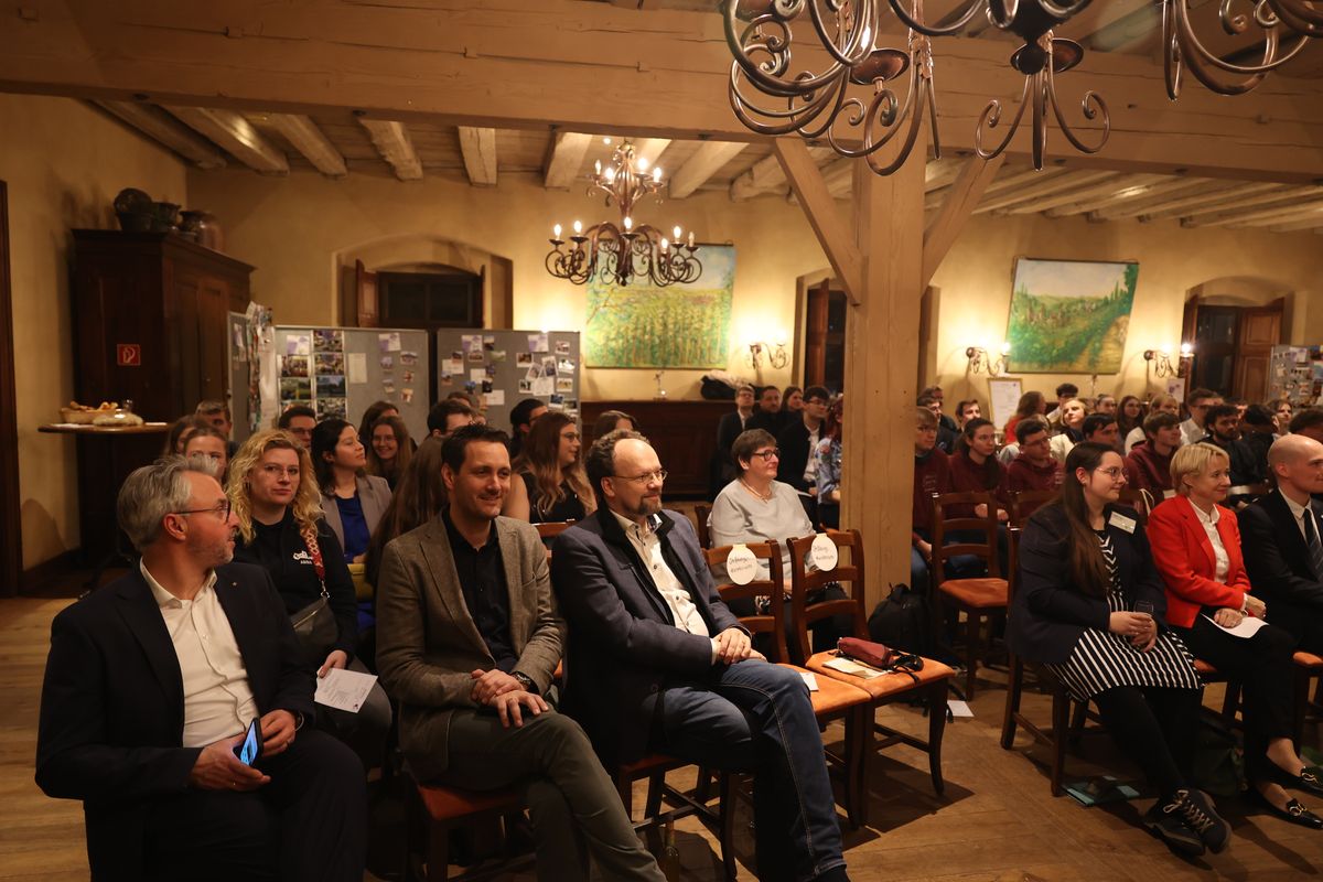 Rund 110 Personen nahmen an der Veranstaltung in der Zehntscheune des Würzburger Juliusspitals teil. Rund 110 Personen nahmen an der Veranstaltung in der Zehntscheune des Würzburger Juliusspitals teil.