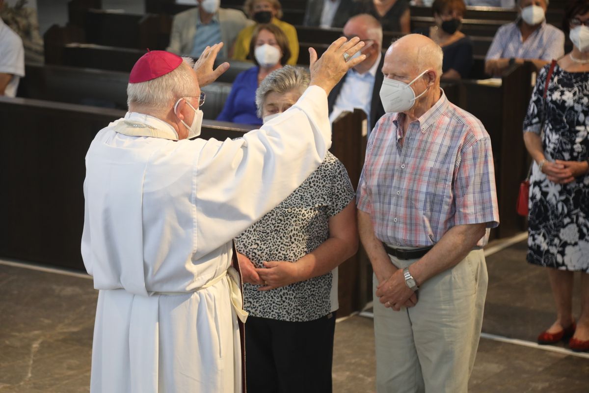 2621/0622 - Ehejubilare Gold mit Weihbischof Ulrich Boom_27909 Weihbischof Ulrich Boom feierte am Montagnachmittag, 26. Juni, einen Gottesdienst für Ehepaare, die 2020 oder 2021 ihr goldenes, diamantenes oder eisernes Ehejubiläum hatten. Im Anschluss konnten sich die Paare segnen lassen.