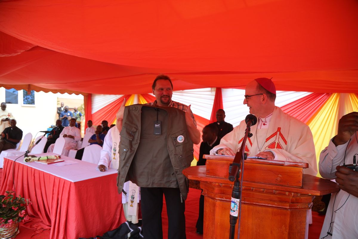 Bischof Dr. Franz Jung spendete für die Mitarbeiter von Radio Hekima Westen.