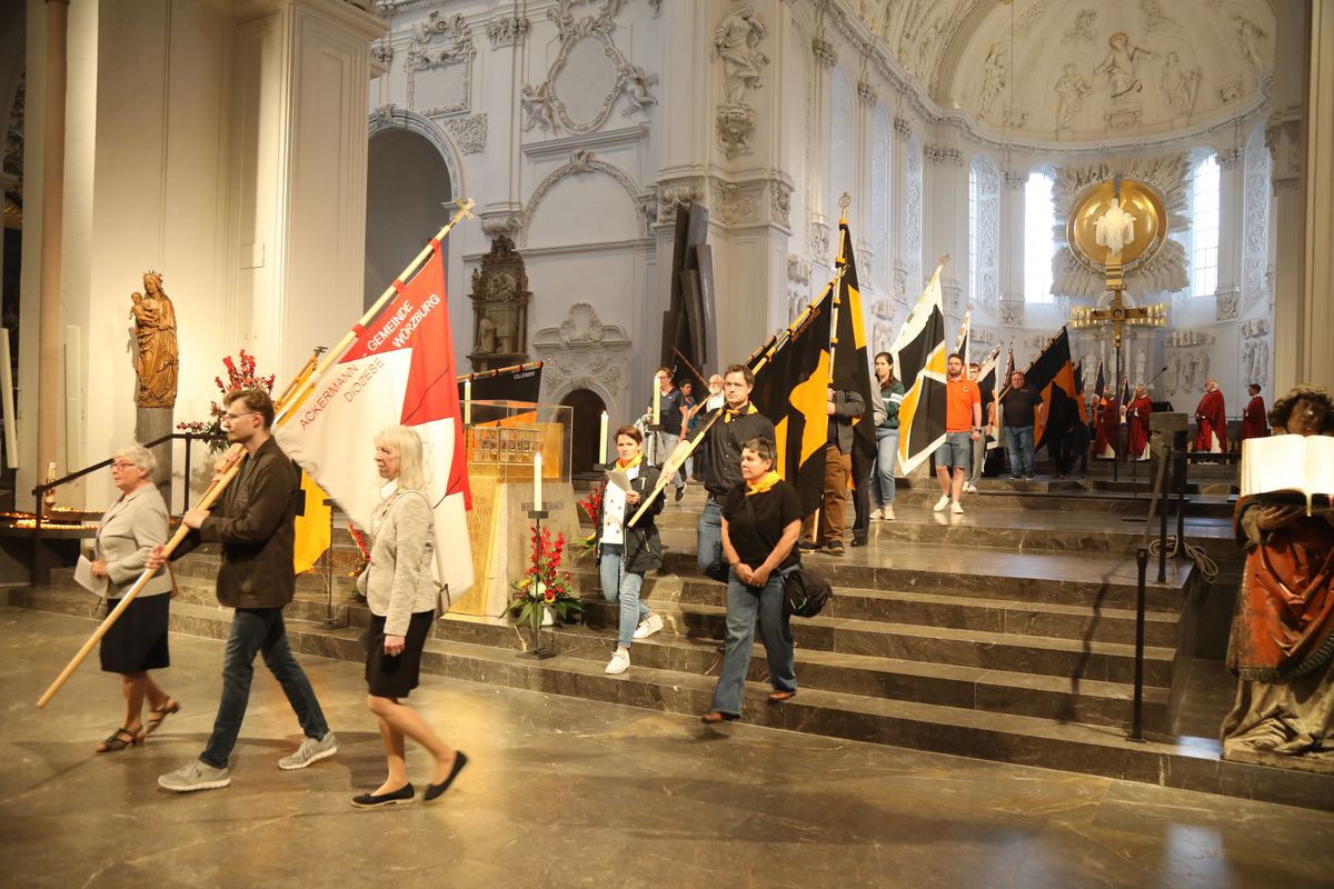 Weihbischof Paul Reder feierte am Dienstagabend, 8. Juli, einen Kiliani-Pontifikalgottesdienst mit den Katholischen Erwachsenenverbänden im Kiliansdom. 