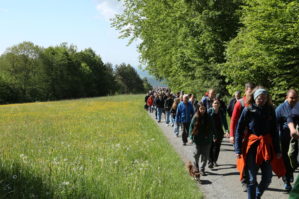 Fast 400 Gläubige haben an der Ökumenischen Kreuzbergwallfahrt mit Bischof Jung und Regionalbischöfin Bornowski teilgenommen.  Fast 400 Gläubige haben an der Ökumenischen Kreuzbergwallfahrt mit Bischof Jung und Regionalbischöfin Bornowski teilgenommen.