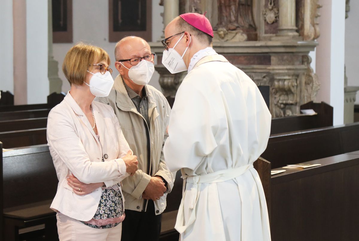 2721/0648 Gottesdienst für Ehejubilare mit Bischof Dr. Franz Jung am Freitagnachmittag, 2. Juli 2021_28547 Bischof Dr. Franz Jung feierte am Freitagnachmittag, 2. Juli 2021, einen Dankgottesdienst im Kiliansdom mit Ehepaaren, die goldenes, diamantenes oder eisernes Ehejubiläum feiern.