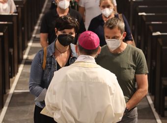 Bischof Dr. Franz Jung feierte am Mittwochabend, 23. Juni, einen Gottesdienst für Ehepaare, die 2021 oder 2021 auf 25 gemeinsame Jahre zurückblicken. Im Anschluss konnten sich die Paare segnen lassen.