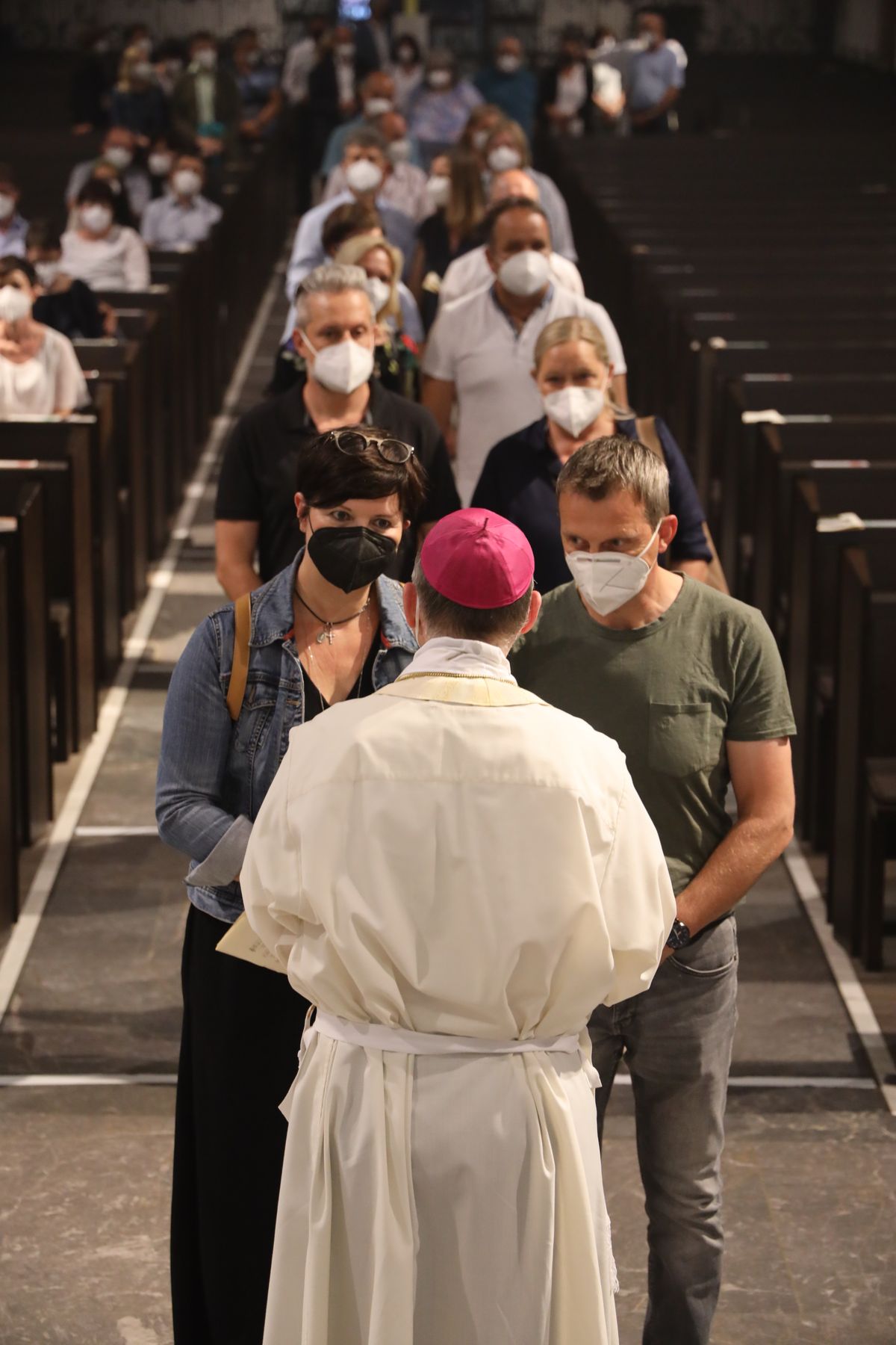 Bischof Dr. Franz Jung feierte am Mittwochabend, 23. Juni, einen Gottesdienst für Ehepaare, die 2021 oder 2021 auf 25 gemeinsame Jahre zurückblicken. Im Anschluss konnten sich die Paare segnen lassen.