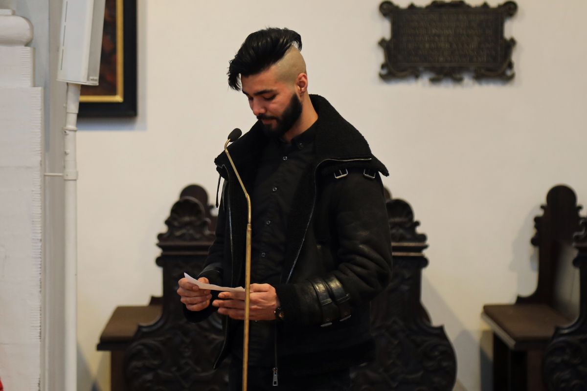 Feier der Zulassung zu Taufe, Firmung und Eucharistie im Neumünster: Frauen und Männer legten Zeugnis ab, wie sie zum Glauben gefunden haben.