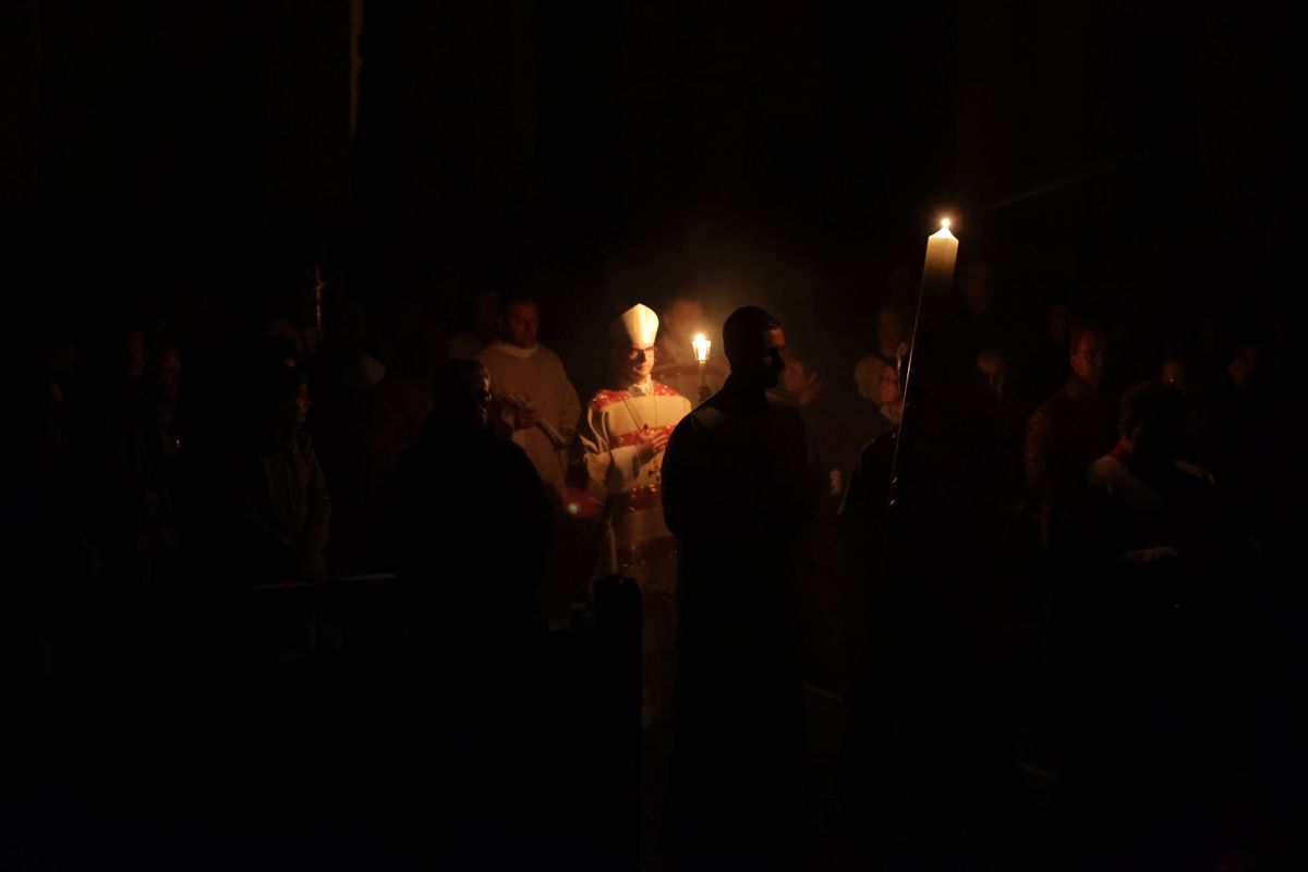 Danach wurde das Osterlicht in Begleitung von Mitgliedern des Domkapitels in den dunklen Kiliansdom getragen und an die Gläubigen weitergereicht.