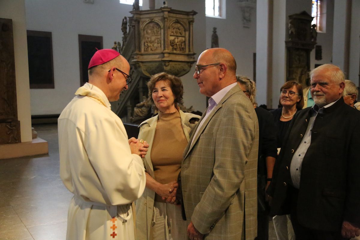 Bischof Dr. Franz Jung hat am Donnerstagnachmittag, 4. Juli, mit etwa 320 Paaren im Kiliansdom ihr goldenes oder diamantenes Ehejubiläum gefeiert.