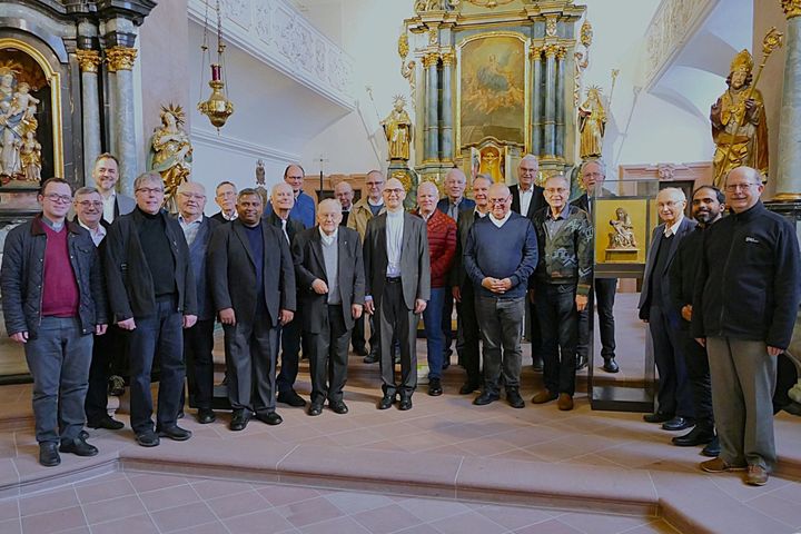 Bischof Dr. Franz Jung (Mitte) feierte mit Priestern des Bistums, die in diesem Jahr ein Weihejubiläum begehen, in der Hauskapelle des Tagungszentrums Schmerlenbach einen Gottesdienst. Von links: Pfarrer Bertram Ziegler , Pfarrer Michael Kramm, Pfarrer Stefan Michelberger, Pfarrer Thomas Amrehn, Pfarrer i. R. Peter Streit, Pfarrer i. R. Dr. Christian Grebner, Kaplan Arul Stephen Kulandai, Prälat Peter Rafoth, Pfarrer Kurt Wolf, Pfarrer i. R. Adalbert Benker, OStR. a. D. Dr. Wilhelm Mahlmeister, Pfarrer Nikolaus Stanek, Pfarrer Klaus Hösterey, Pfarrer Gerhard Spöckl, Domvikar Professor Dr. Petro Müller, Pfarrer Georg Klar, Pfarrer i. R. Joachim Morgenroth, Pfarrer i. R. Thomas Hermes, Priesterseelsorger Pfarrer Werner Vollmuth, Pfarrer i. R. Otto josef Barth, Pater Shejin Mathew und Pfarrer Christian Müssig.