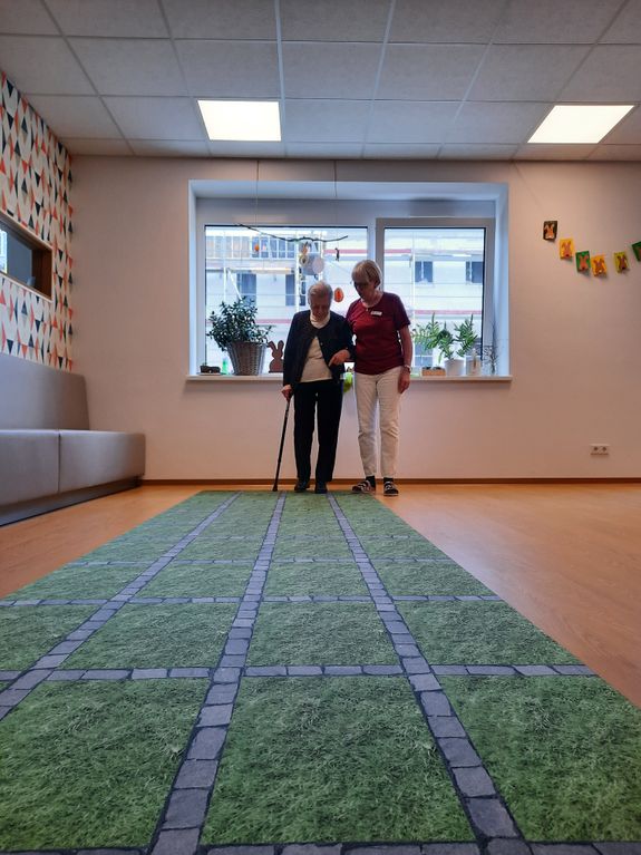 Mit sichtlicher Freude testeten Gäste der Tagespflege den neuen "G-Weg".