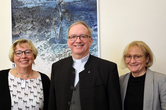 Über den aktuellen Stand beim Programm "Gemeinsam Kirche sein - Pastoral der Zukunft" informieren (von links) Dorothea Weitz, Vorsitzende der Mitarbeitervertretung (MAV), Generalvikar Thomas Keßler und Pastoralreferentin Monika Albert von  der Abteilung Über den aktuellen Stand beim Programm "Gemeinsam Kirche sein - Pastoral der Zukunft" informieren (von links) Dorothea Weitz, Vorsitzende der Mitarbeitervertretung (MAV), Generalvikar Thomas Keßler und Pastoralreferentin Monika Albert von  der Abteilung  Gemeindeentwicklung und Pastorale Konzeption.