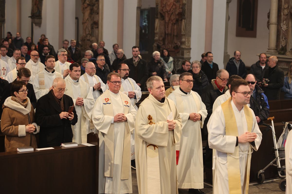 Bischof Dr. Franz Jung hat am Montagabend, 25. März, im Würzburger Kiliansdom die Heiligen Öle für alle 43 Pastoralen Räume im Bistum Würzburg  geweiht.