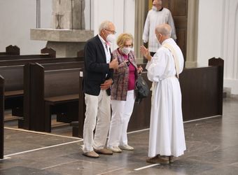 Im Anschluss an den Ehejubilarsgottesdienst mit Weihbischof Ulrich Boom am Freitagvormittag, 2. Juli, konnten sich die Paare von ihm und weiteren Priestern und Diakonen segnen lassen.