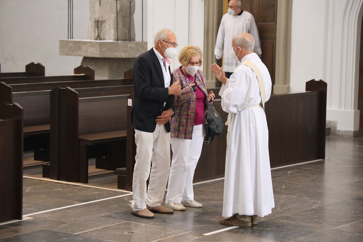 2721/0646 Ehejubilare Freitag, 2- Juli vormittags WB Boom_28469 Im Anschluss an den Ehejubilarsgottesdienst mit Weihbischof Ulrich Boom am Freitagvormittag, 2. Juli, konnten sich die Paare von ihm und weiteren Priestern und Diakonen segnen lassen.