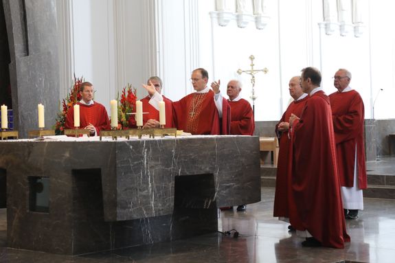 Weihbischof Paul Reder feierte am Samstag, 13. Juli, einen Kiliani-Gottesdienst für Menschen im Alter, in Krankheit und mit Behinderung im Kiliansdom. 