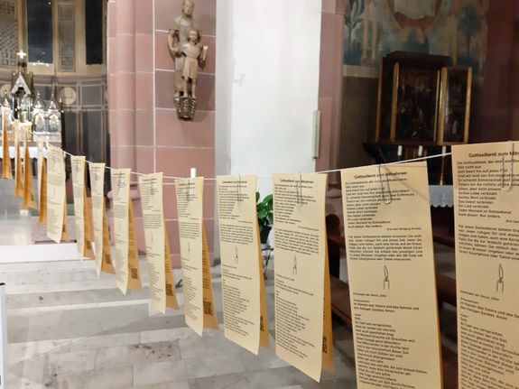 Die Pfarrei Sankt Nikolaus in Wörth am Main bietet in der Pfarrkirche "Gottesdienste zum Mitnehmen" an.