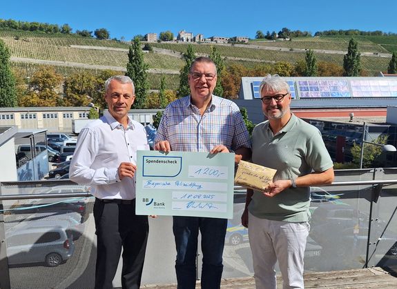 Auch die Bayerische Beamtenbank unterstützte die Sammelaktion von Polizeiseelsorger Pastoralreferent Matthias Zöller (rechts) zugunsten der Bayerischen Polizeistiftung. 