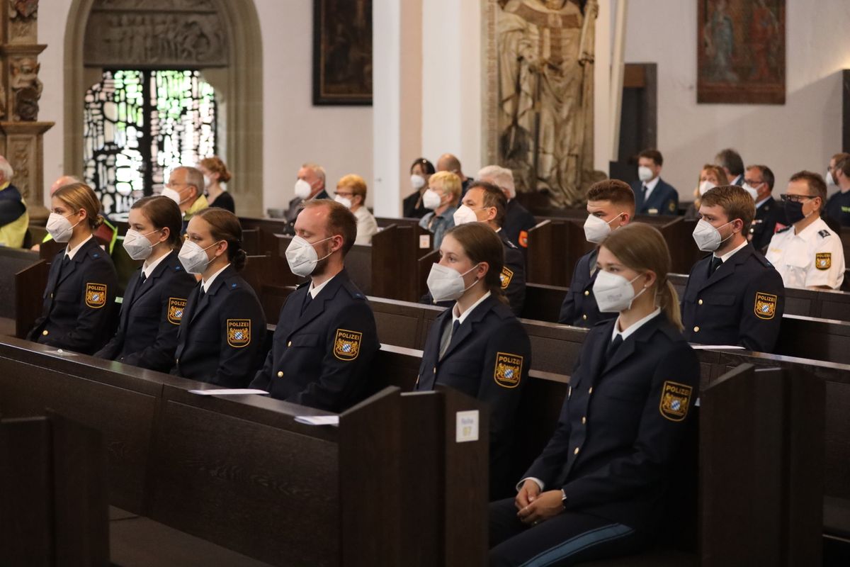 2821/0668 Blaulichtgottesdienst_28753 Weihbischof Ulrich Boom stand am Mittwochabend, 7. Juli, der Kiliani-Wort-Gottes-Feier für Polizei, Feuerwehr, Technisches Hilfswerk, Rettungsdienste und Notfallseelsorge im Kiliansdom vor.