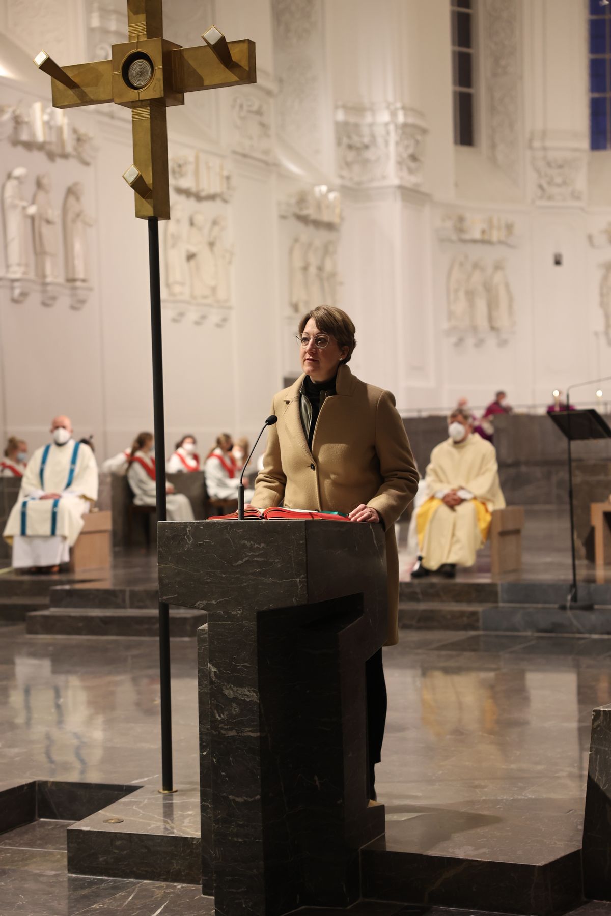 Weihbischof Ulrich Boom feierte am Mittwochabend, 23. Februar, dem Fest der Darstellung des Herrn, einen Pontifikalgottesdienst im Kiliansdom. Weihbischof Ulrich Boom feierte am Mittwochabend, 23. Februar, dem Fest der Darstellung des Herrn, einen Pontifikalgottesdienst im Kiliansdom.