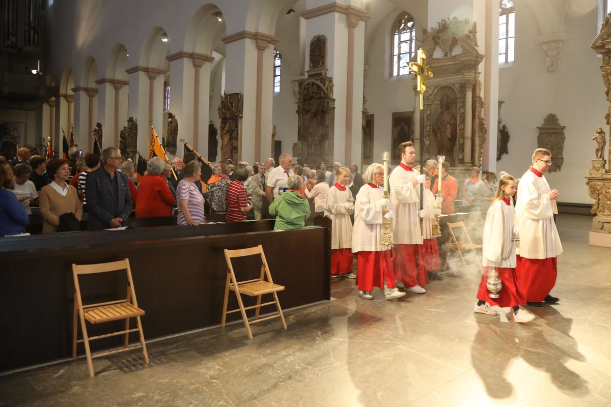 Weihbischof Paul Reder feierte am Dienstagabend, 8. Juli, einen Kiliani-Pontifikalgottesdienst mit den Katholischen Erwachsenenverbänden im Kiliansdom. 