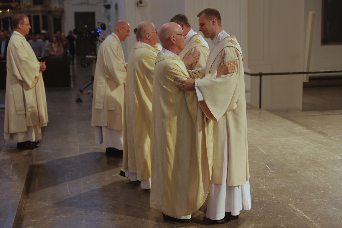 Bei einem Pontifikalgottesdienst am Samstag, 27. September, weihte Weihbischof Paul Reder drei Männer im Würzburger Kiliansdom zu Diakonen.
