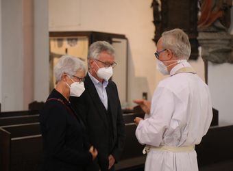 Bischof Dr. Franz Jung segnete nach dem Gottesdienst die Ehejubilare.