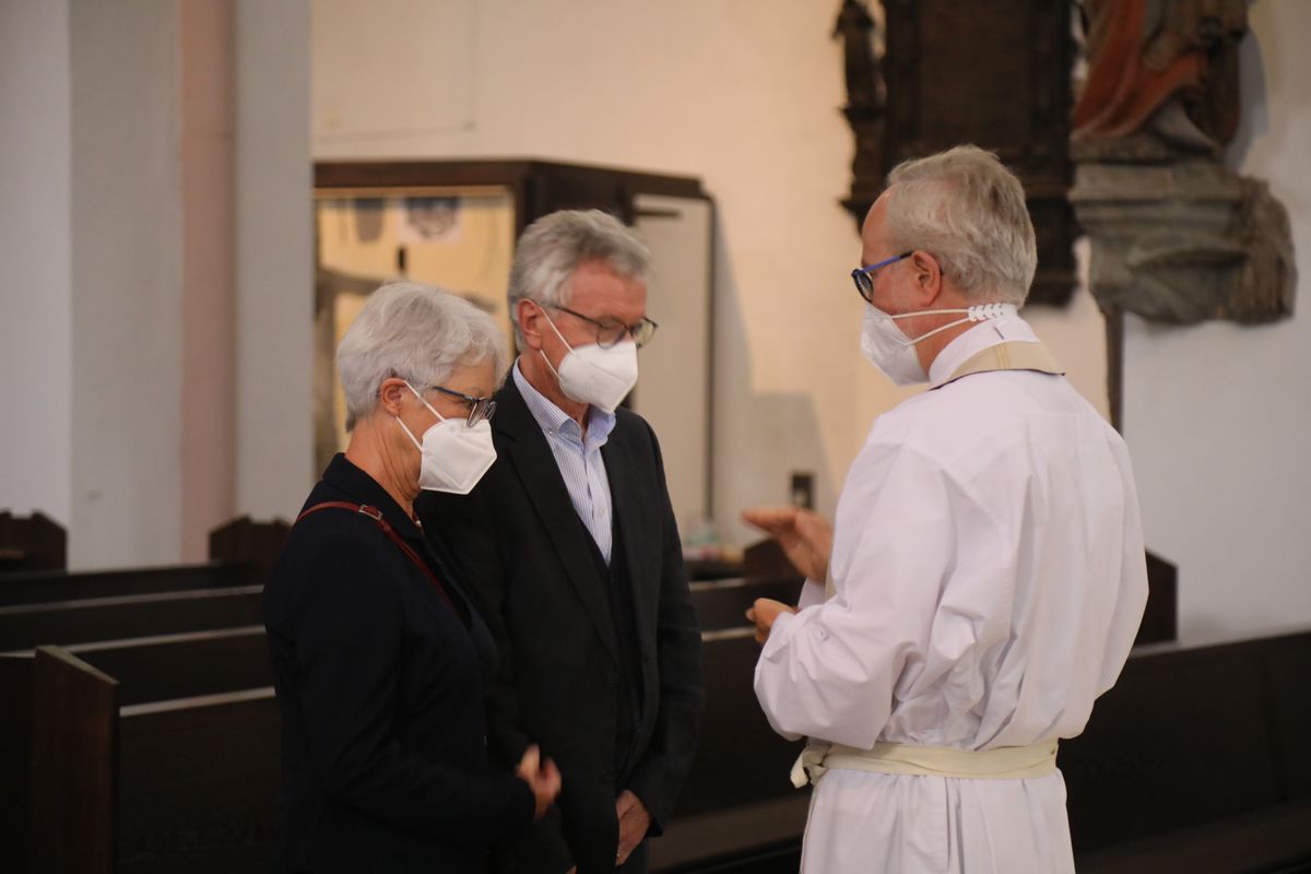 2721/0630_Ehejubilare mit Bischof Franz Jung_28194 Bischof Dr. Franz Jung segnete nach dem Gottesdienst die Ehejubilare.