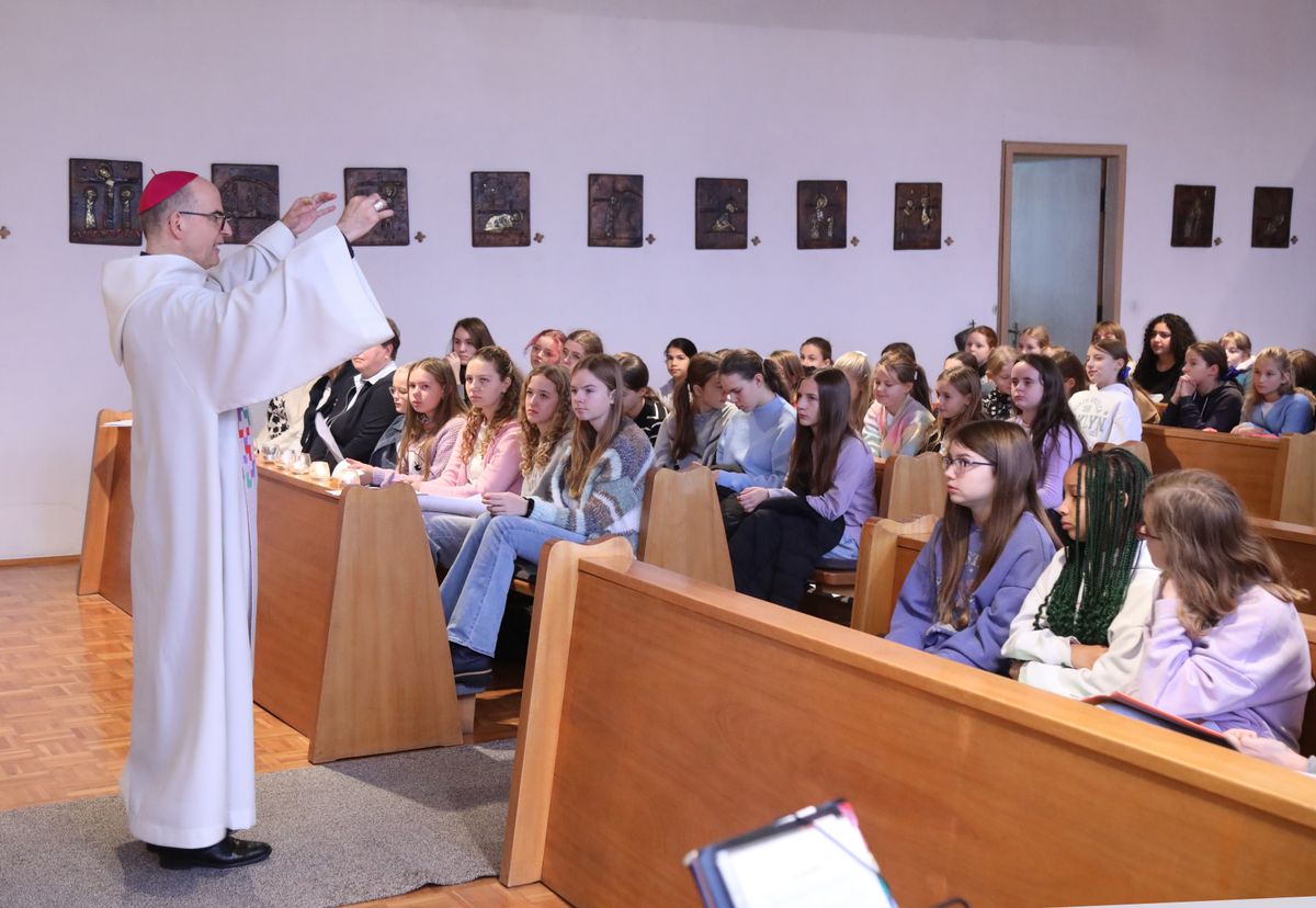 Mit den Schülerinnen feierte Bischof Dr. Franz Jung eine Morgenandacht in der Schulkapelle.  Mit den Schülerinnen feierte Bischof Dr. Franz Jung eine Morgenandacht in der Schulkapelle.