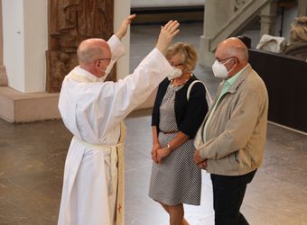 Bischof em. Dr. Friedhelm Hofmann feierte am Freitagnachmittag, 25. Juni, einen Dankgottesdienst mit Ehepaaren, die seit 50, 60 oder 65 Jahren verheiratet sind. Anschließend spendeten der Bischof sowie weitere Priester und Diakone den Jubilaren mit Abstand den Segen.