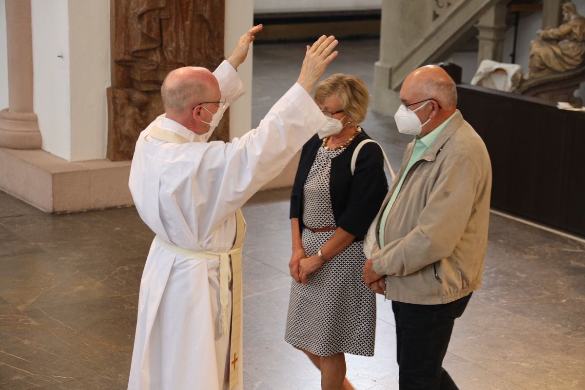 Bischof em. Dr. Friedhelm Hofmann feierte am Freitagnachmittag, 25. Juni, einen Dankgottesdienst mit Ehepaaren, die seit 50, 60 oder 65 Jahren verheiratet sind. Anschließend spendeten der Bischof sowie weitere Priester und Diakone den Jubilaren mit Abstand den Segen.