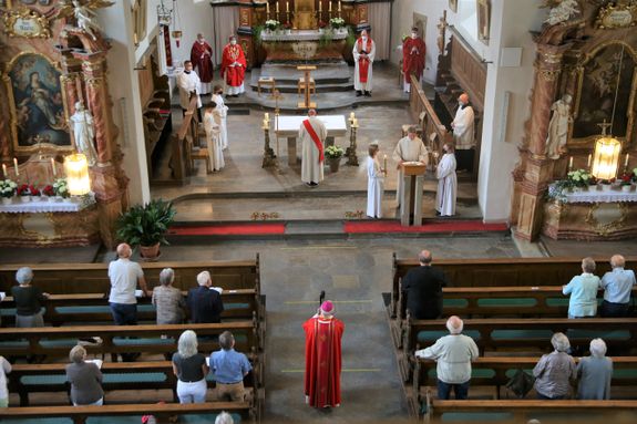 In der Zeiler Pfarrkirche Sankt Michael fand im Rahmen der Kiliani-Wallfahrtswoche ein Pontifikalamt statt.
