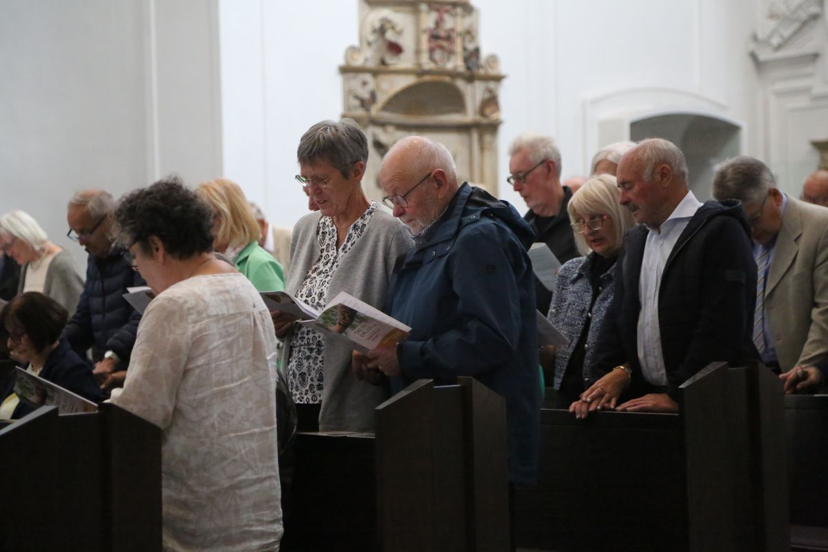 Bischof Dr. Franz Jung hat am Donnerstagnachmittag, 4. Juli, mit etwa 320 Paaren im Kiliansdom ihr goldenes oder diamantenes Ehejubiläum gefeiert.