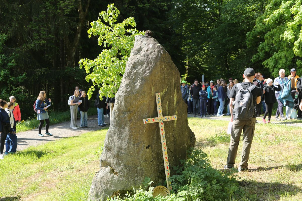 Fast 400 Gläubige haben an der Ökumenischen Kreuzbergwallfahrt mit Bischof Jung und Regionalbischöfin Bornowski teilgenommen.  Fast 400 Gläubige haben an der Ökumenischen Kreuzbergwallfahrt mit Bischof Jung und Regionalbischöfin Bornowski teilgenommen.