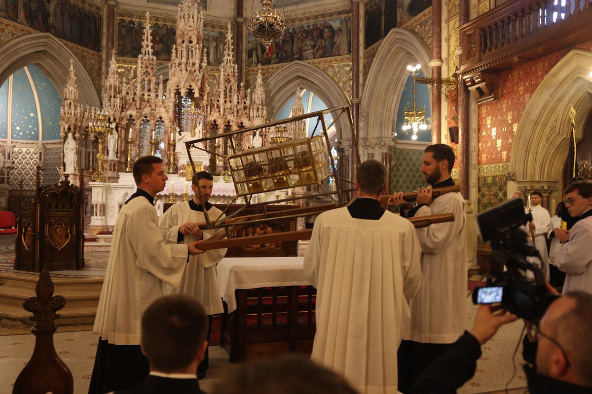 In einer feierlichen Prozession wurden die Reliquien durch den Innenhof in die College Chapel getragen.