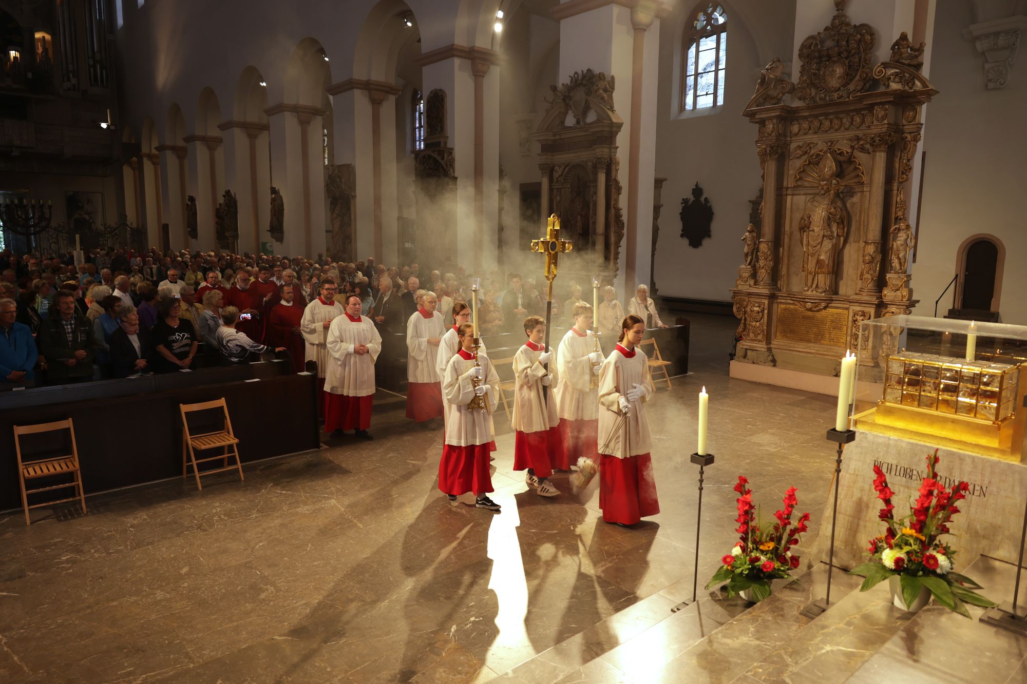Weihbischof em. Ulrich Boom feierte am Mittwoch, 9. Juli, einen Kiliani-Wallfahrtsgottesdienst mit Gläubigen aus der Region Main-Rhön. Eine Begegnung auf dem Kiliansplatz schloss sich an.  Weihbischof em. Ulrich Boom feierte am Mittwoch, 9. Juli, einen Kiliani-Wallfahrtsgottesdienst mit Gläubigen aus der Region Main-Rhön. Eine Begegnung auf dem Kiliansplatz schloss sich an.