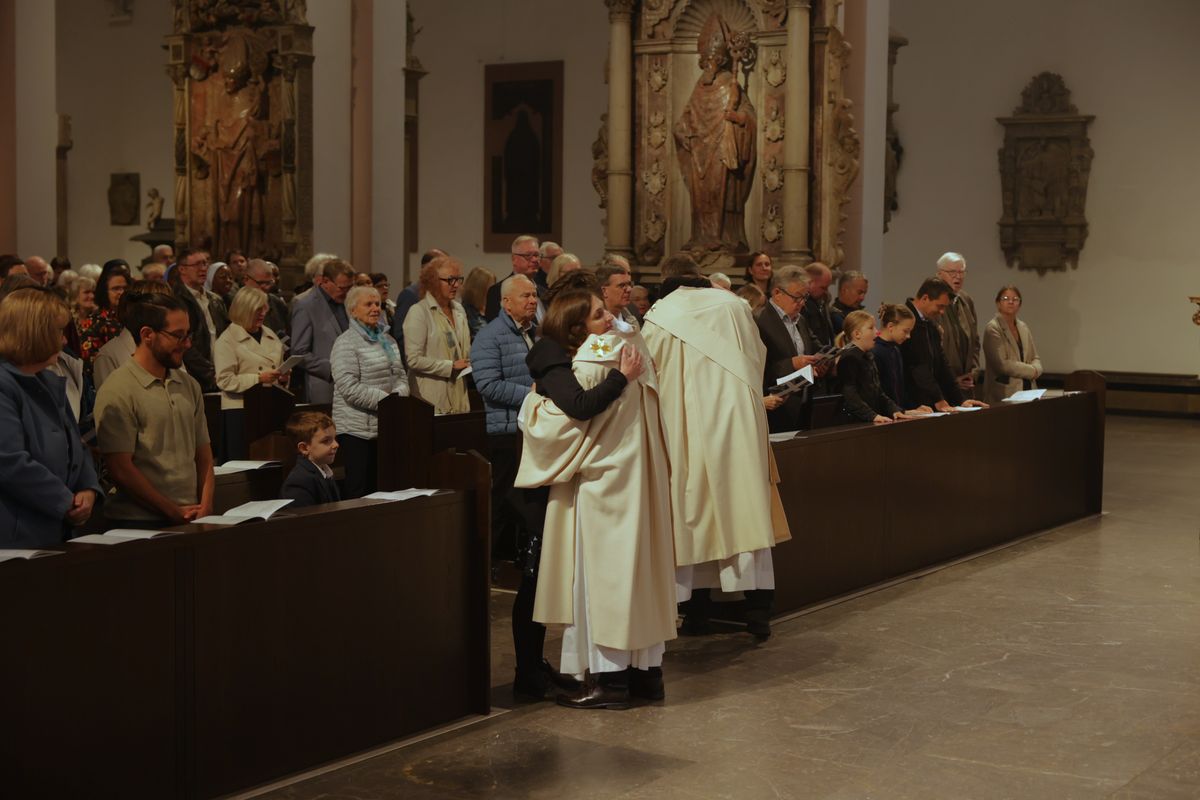 Bei einem Pontifikalgottesdienst am Samstag, 27. September, weihte Weihbischof Paul Reder drei Männer im Würzburger Kiliansdom zu Diakonen.
