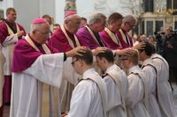 Weihbischof em. Helmut Bauer (stehend, zweiter von links) legt Paul Reder (kniend, zweiter von links) bei der Priesterweihe im Dom die Hände auf.  Weihbischof em. Helmut Bauer (stehend, zweiter von links) legt Paul Reder (kniend, zweiter von links) bei der Priesterweihe im Dom die Hände auf.