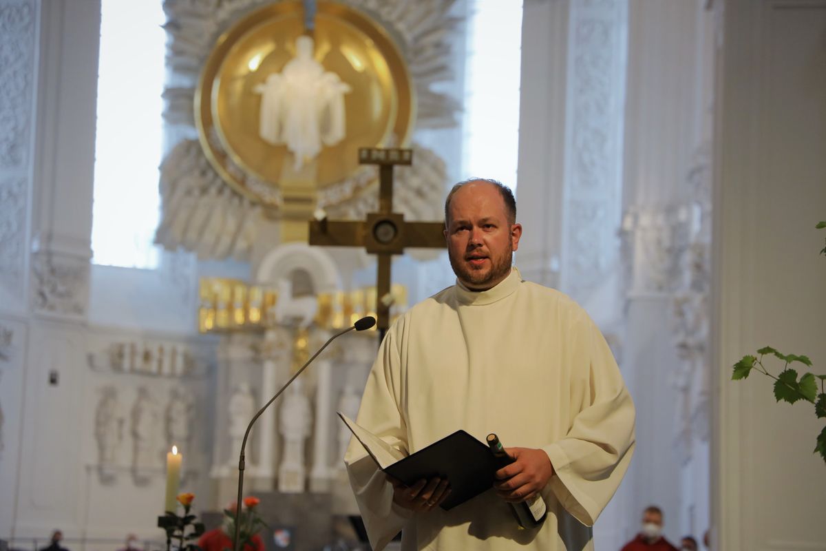 2821/0665 Pasti-Jubiläum_28743 Mit einem Kiliani-Pontifikalgottesdienst im Kiliansdom mit Bischof Dr. Franz Jung ist am Dienstagabend, 6. Juli, das 50. Jubiläum der Berufsgruppe der Pastoralreferentinnen und -referenten im Bistum Würzburg gefeiert worden.